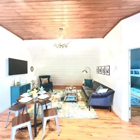 Getaway Oasis W/Huge Deck + Pool/Spa - Lake Conroe Apartment
